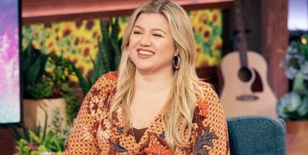 Kelly Clarkson Just Showed Off a Dramatic New Velvet Look on Her Talk Show and We're in Awe