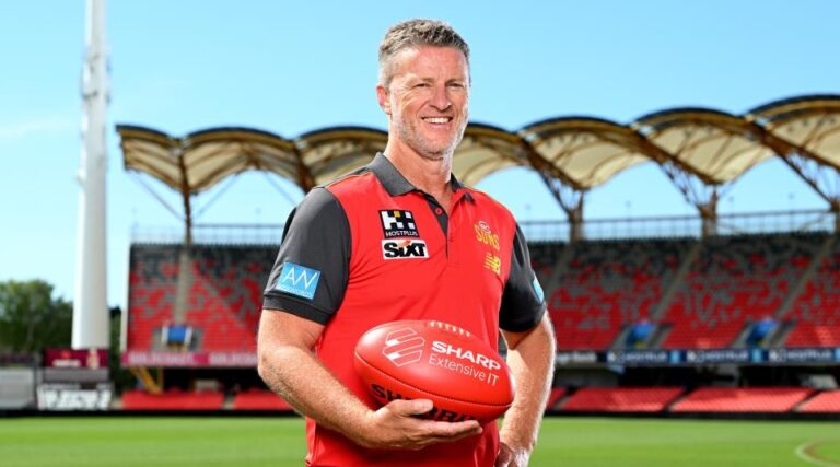 Damien Hardwick appointed as Gold Coast SUNS’ AFL Senior Coach! Get the latest updates on this game-changing development.