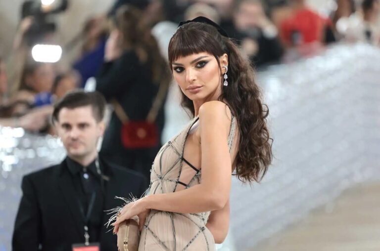 Supermodel Emily Ratajkowski’s Dazzling Home Runway Moments: From Tiny Swimsuits to Trendy Dance Moves!