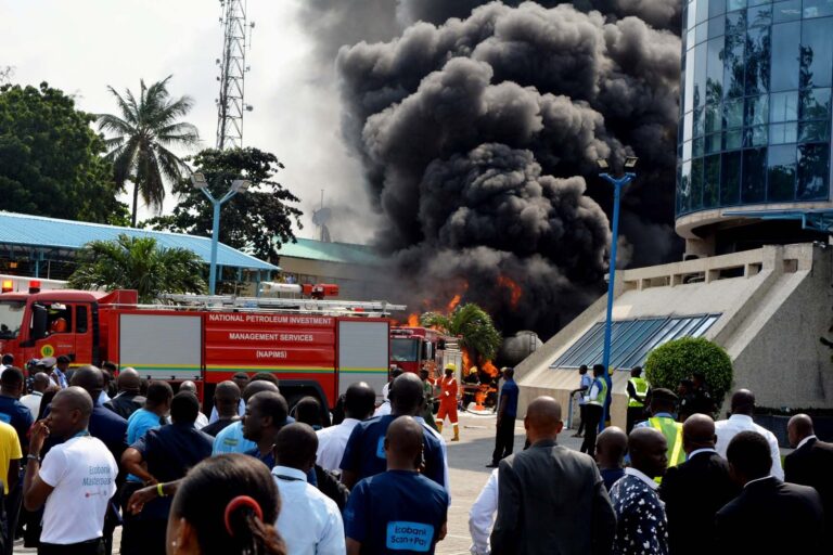 “Dramatic Fire Rescue on Lagos Bridge! See the Intense Battle Unfold